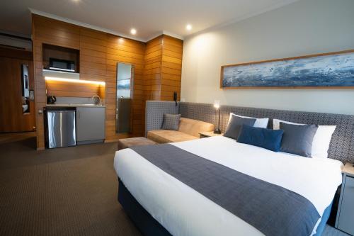 巴拉腊特君主公园汽车旅馆的酒店客房设有一张大床和一个厨房。