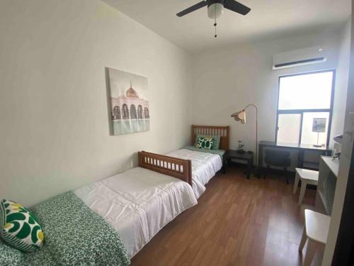 圣路易斯里奥科罗拉多Departamento en SLRC的一间卧室设有两张床、一张桌子和一个窗口。