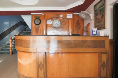 SohnaSuper Collection O 1064 Tipsyy Inn Suites 17的顶部有时钟的木酒吧