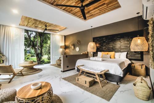 别霍港Namu Garden Hotel & Spa的卧室配有一张床和一张桌子及椅子