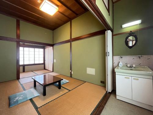 田原市Uzueso的客房内设有带水槽和桌子的浴室