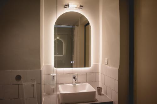 乔治市Hotel Mokozoyo的白色的浴室设有水槽和镜子