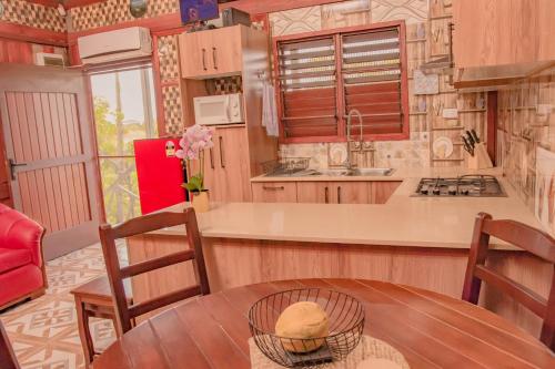 南迪Tahals Holiday Villas的带木桌的厨房和带水槽的厨房