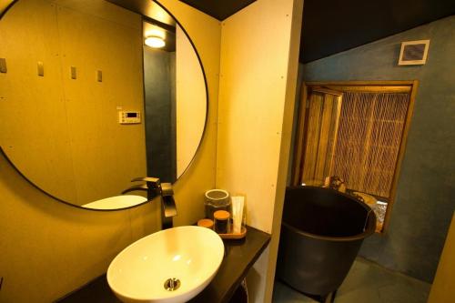 淡路AKIYA nehemiah - Vacation STAY 84870的一间带水槽和镜子的浴室