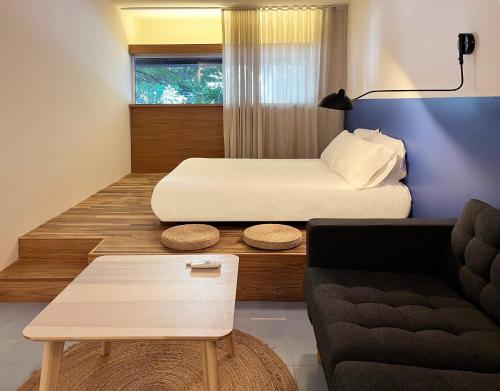 墨西哥城Xolo的小房间设有床和沙发