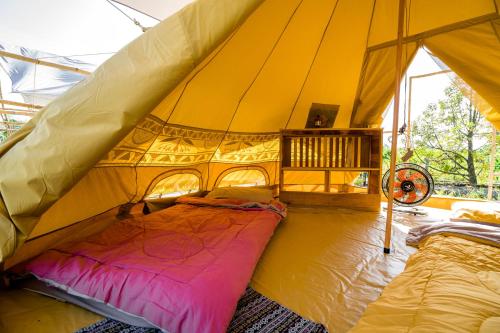 Cái RăngAnn Village的帐篷内配有两张床