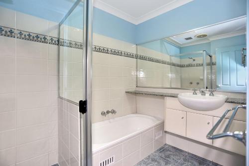 霍克斯内斯特Aquarius Apartment 7的带浴缸和盥洗盆的浴室