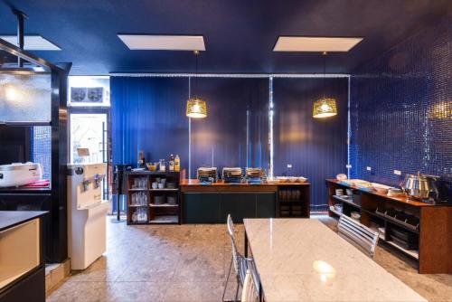 首尔Hotel DM的一间设有蓝色墙壁和桌子的大厨房