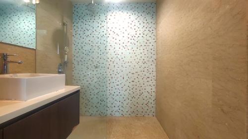 吉隆坡La Vista @ Regalia Residence的一间带水槽和淋浴的浴室