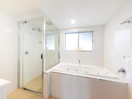 坦卡里NRMA Forster Tuncurry的白色的浴室设有浴缸和淋浴。