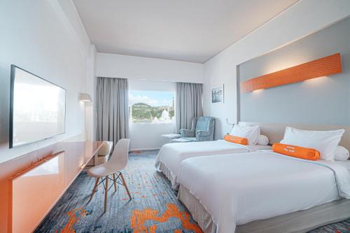 巴淡岛中心巴塔姆中心哈里斯酒店的酒店客房配有两张床和一张书桌