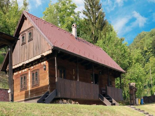 图赫尔斯克利普利采Tradicionalna zagorska drvena kuća Stara murva的一座带红色屋顶的小木房子