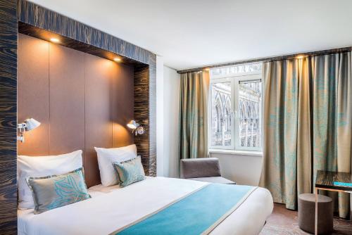 爱丁堡爱丁堡王子一号汽车旅馆的酒店客房设有床和窗户。