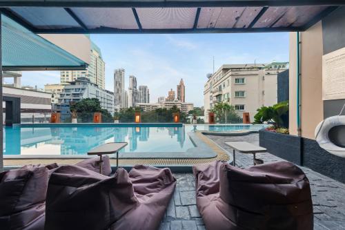 曼谷金色郁金香麦迪逊套房酒店的从带游泳池的建筑屋顶上欣赏美景