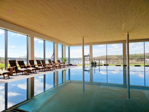 措伊伦罗达赛兰罗大比奥斯酒店的一座带游泳池、椅子和窗户的大型建筑