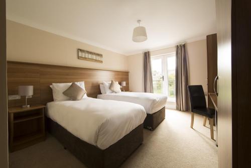 斯莱戈河畔酒店的酒店客房设有两张床和窗户。