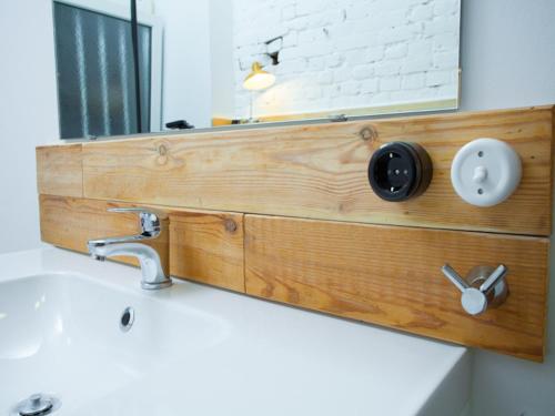 柏林Smart Appart Atelier Berlin的一间带水槽和镜子的浴室