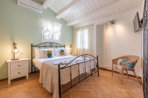 加比切马莱La Finestra sul Mare - Appartamento con vista的一间卧室配有一张床和一把椅子