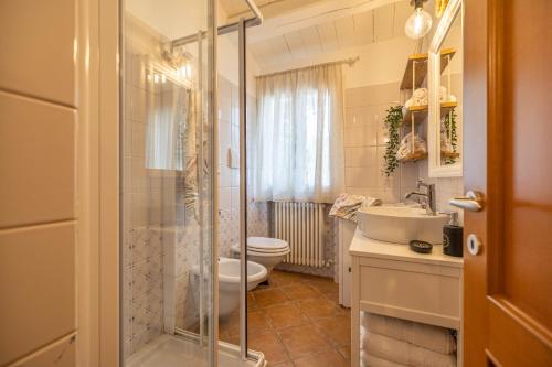 加比切马莱La Finestra sul Mare - Appartamento con vista的浴室配有卫生间、盥洗盆和淋浴。