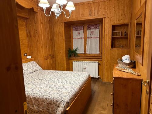 泰尔米尼洛Luxury Suite Terminillo的木制客房内的一间卧室,配有一张床