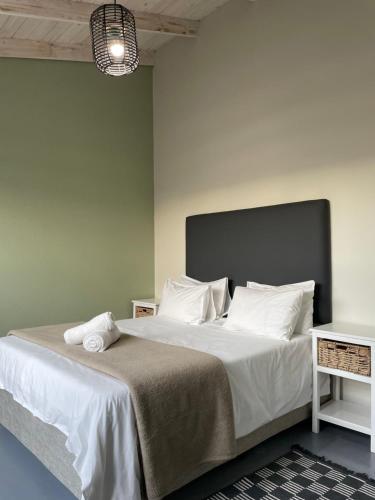 斯瓦科普蒙德The Cabin的卧室配有一张带白色床单和枕头的大床。