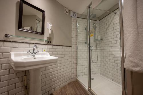 巴恩斯特珀尔Cedars Inn by Greene King Inns的一间带水槽和淋浴的浴室