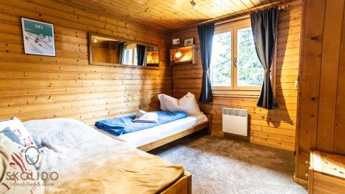 利德阿尔卑斯Chalet Eichhornli, Riederalp Golmenegg的小木屋内带两张床的房间