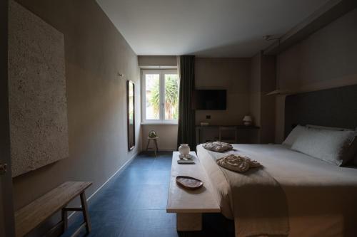 罗马The Sanctuary Urban Retreat的一间卧室设有一张大床和一个窗户。