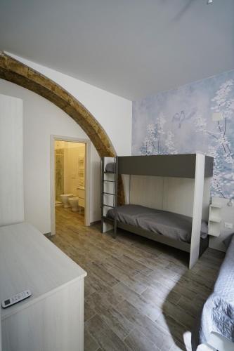 FornelliCARLO DI BORBONE - Casa Vacanze-的一间带双层床的卧室和一间浴室
