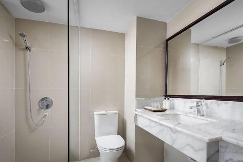 金边欧汉娜金边皇宫酒店的浴室配有卫生间、盥洗盆和淋浴。