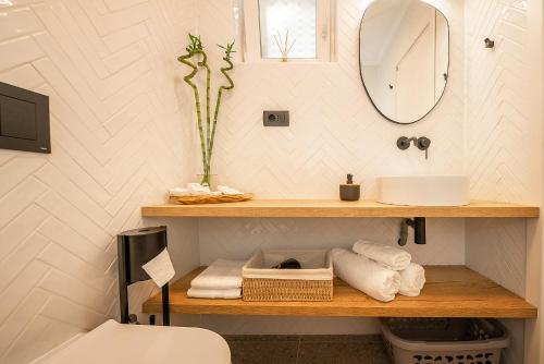 万塔西西Apartment Noa on island Krk的一间带水槽和镜子的浴室