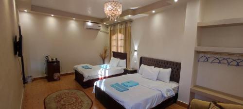 开罗Eye of Ra - Guest house的酒店客房设有两张床和窗户。