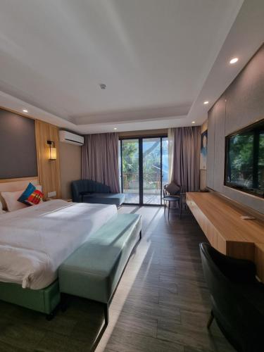 爱妮岛爱妮岛花园度假酒店的酒店客房设有一张大床和一间客厅。