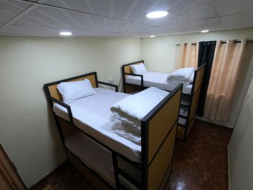 内罗毕Nairobi Backpackers Hostel的一间客房内配有两张床的房间