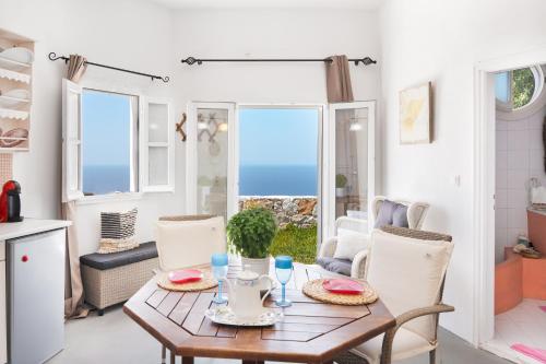 锡基诺斯岛Antiparos的厨房以及带桌椅的用餐室。