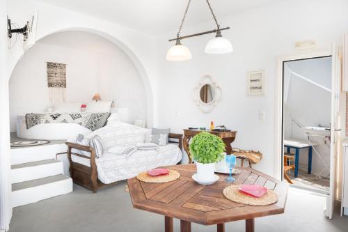 锡基诺斯岛Antiparos的客厅配有沙发和桌子