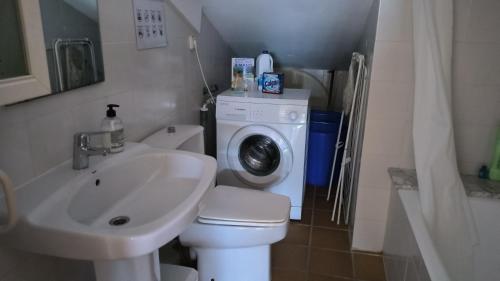 阿尔塔夫拉Baywatch Penthouse的一间带水槽和洗衣机的浴室