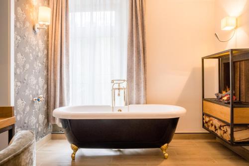 菲希特尔山区巴特贝内克哈特林德姆酒店的带浴缸的浴室和窗户
