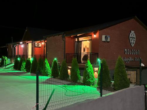 博尔若米Pesvebi Design Hotel and Cellar的一座带绿灯的网球场