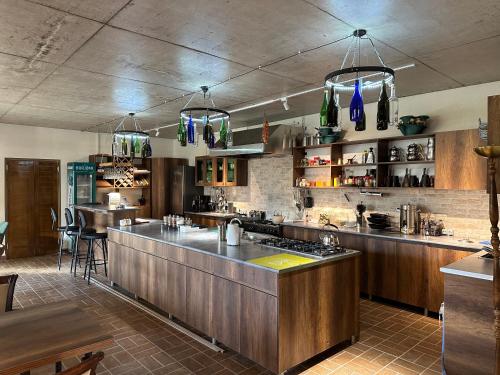博尔若米Pesvebi Design Hotel and Cellar的一个带吧台和酒吧的大厨房