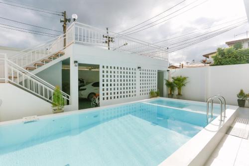 清刊Chiang Khan COZY Pool Villa的房屋中间的游泳池