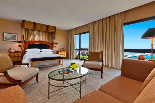 马德普拉塔马德普拉塔喜来登酒店 的酒店客房设有床和客厅。