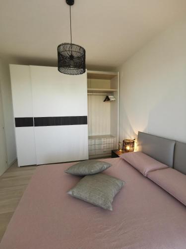 蒙扎La casa di Greta的一间卧室配有一张大床和两个枕头