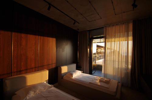 科布列季Hotel Nobilis Hall的一间小卧室,配有两张床和窗户