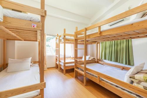 和歌山和歌浦Poseidon家族団体専用個室的宿舍内一间设有三张双层床的客房