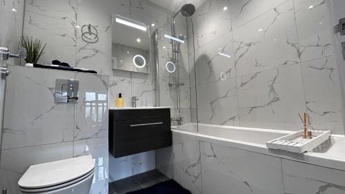 奥尔德肖特Newbuild, 3 Bedroom house with free parking的浴室配有卫生间、盥洗盆和浴缸。