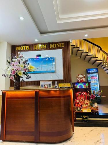 波来古市Bình Minh Motel的大堂设有大电视和楼梯