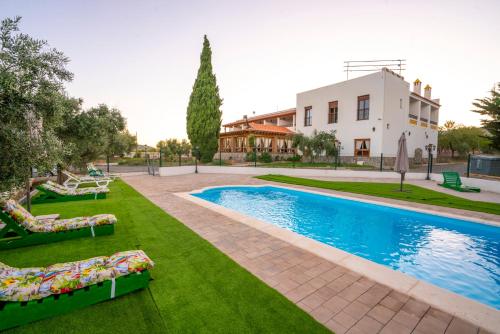 劳哈尔德亚恩达拉斯阿米雷-阿普哈拉家庭乡村酒店的一个带草坪椅的游泳池