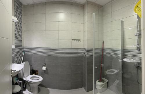 克拉多沃Adam's Apartment 2的浴室设有2个卫生间和玻璃淋浴间。