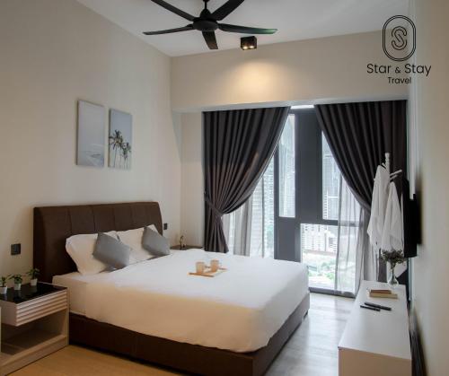 吉隆坡AXQUISITE SUITES at KLCC的一间卧室设有一张床和一个大窗户